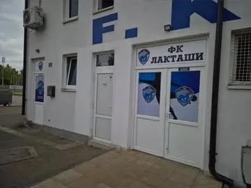 Bijeli objekat FK Laktaši sa plavim natpisom i grbom kluba na ulaznim vratima